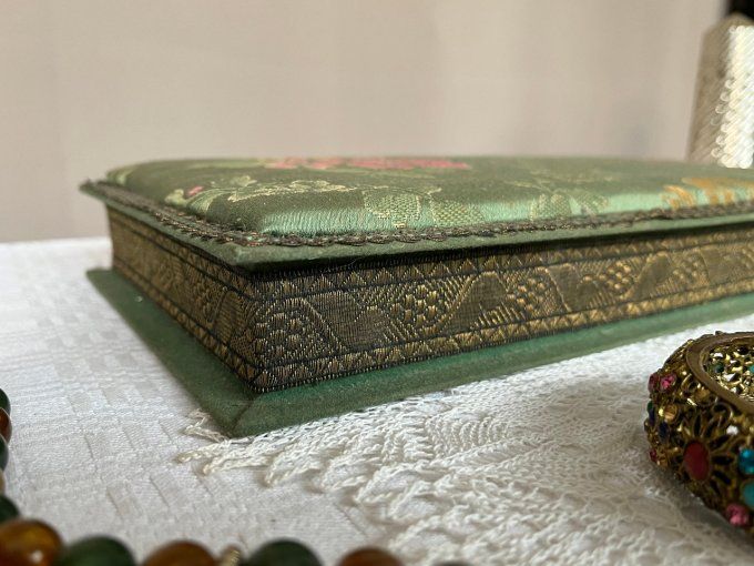 Ancienne boite à gants, en tissu avec passementeries, pour bijoux, couture ....