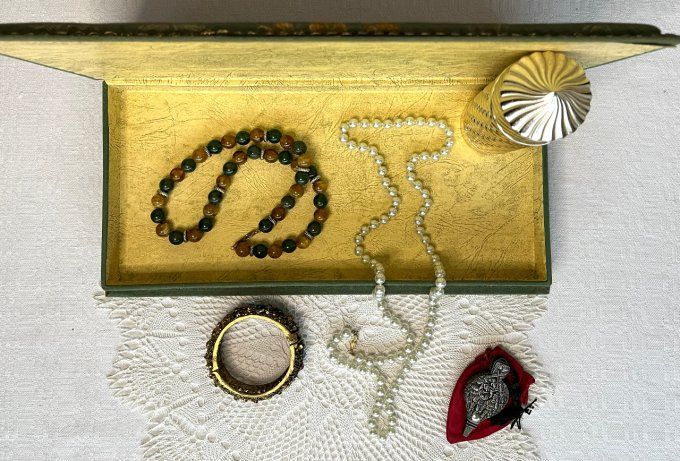 Ancienne boite à gants, en tissu avec passementeries, pour bijoux, couture ....