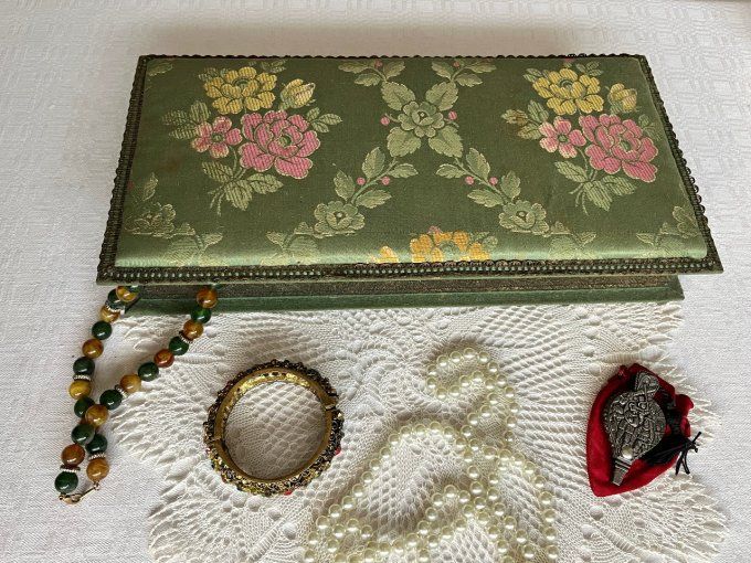 Ancienne boite à gants, en tissu avec passementeries, pour bijoux, couture ....