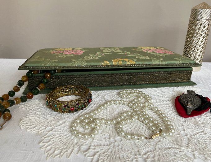 Ancienne boite à gants, en tissu avec passementeries, pour bijoux, couture ....