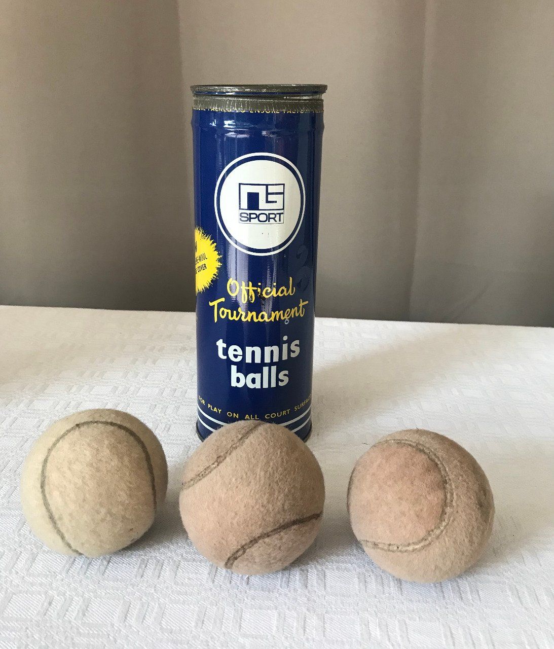 Ancienne Boite en métal + 3 balles de tennis blanches, NG Sport, Official Tournament tennis ball