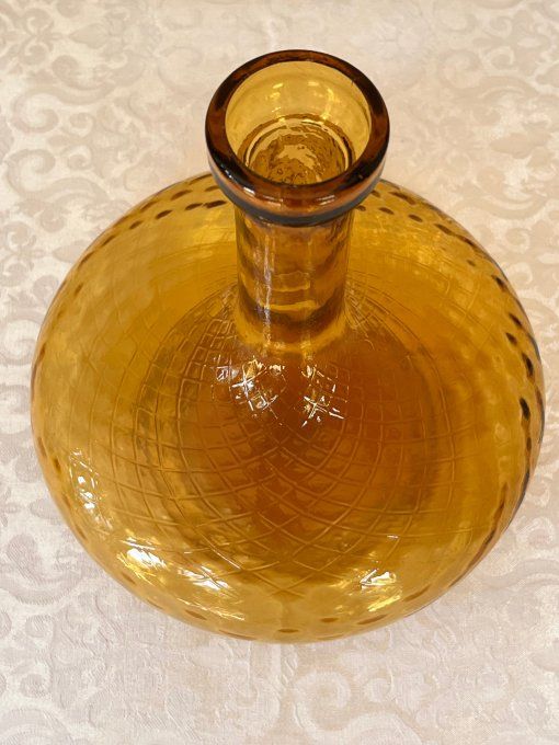 Ancienne carafe style Empoli en verre ambre à décor de croisillons