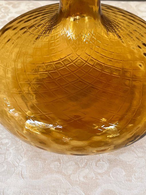 Ancienne carafe style Empoli en verre ambre à décor de croisillons