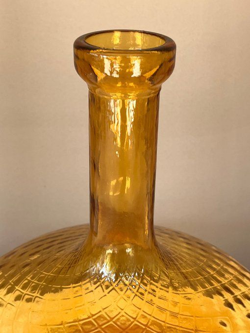Ancienne carafe style Empoli en verre ambre à décor de croisillons
