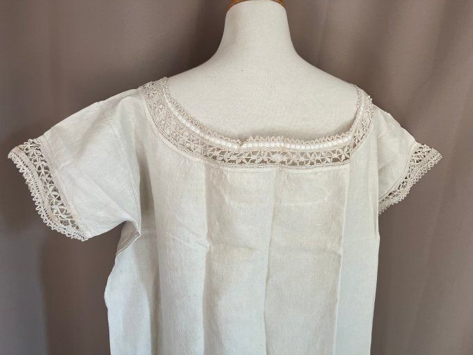 Ancienne chemise de nuit en lin et dentelle brodée FT