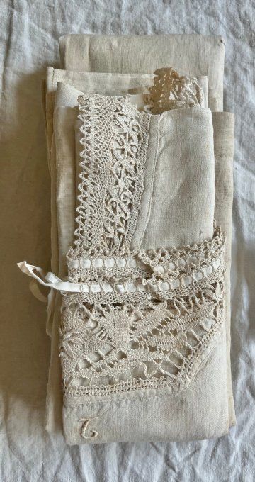 Ancienne chemise de nuit en lin et dentelle brodée FT