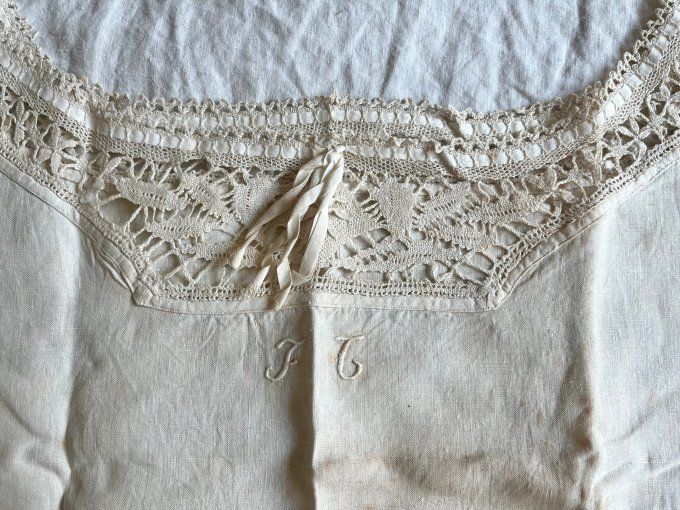 Ancienne chemise de nuit en lin et dentelle brodée FT