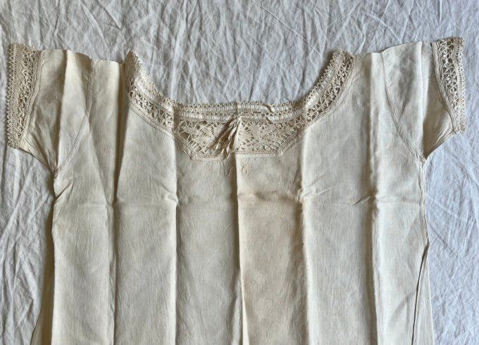 Ancienne chemise de nuit en lin et dentelle brodée FT