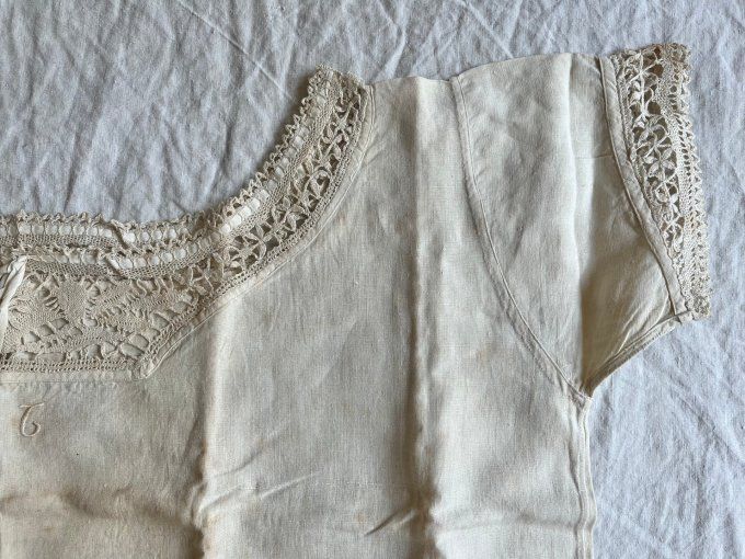 Ancienne chemise de nuit en lin et dentelle brodée FT