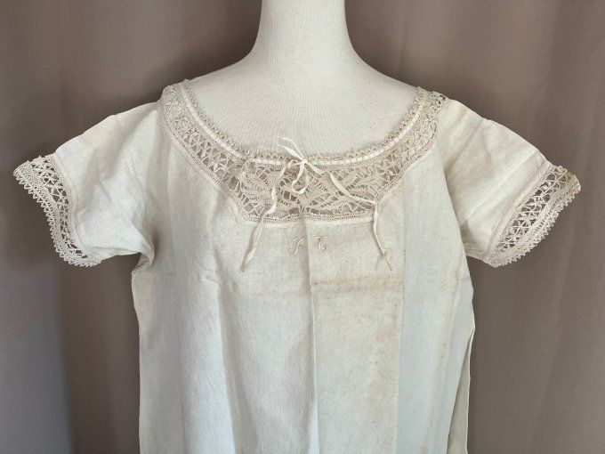 Ancienne chemise de nuit en lin et dentelle brodée FT