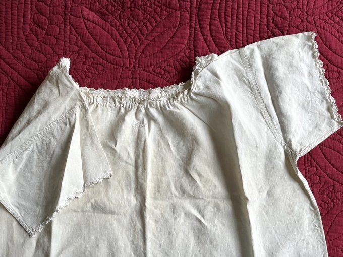 Ancienne chemise de nuit en métis, broderie festonnée, initiales PB, confort naturel, charme vintage