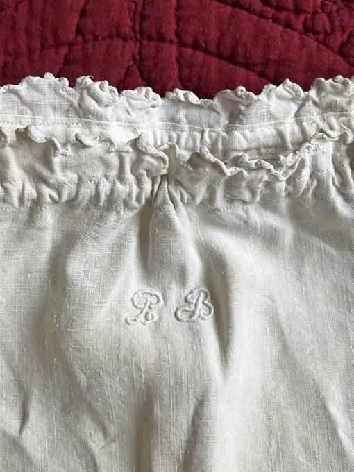 Ancienne chemise de nuit en métis, broderie festonnée, initiales PB, confort naturel, charme vintage