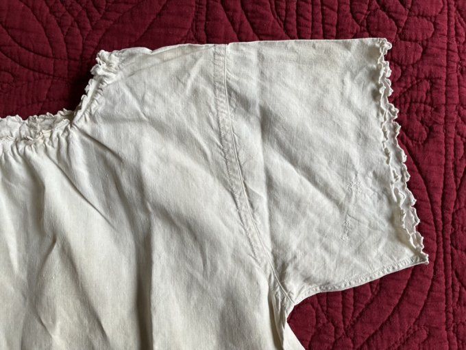 Ancienne chemise de nuit en métis, broderie festonnée, initiales PB, confort naturel, charme vintage