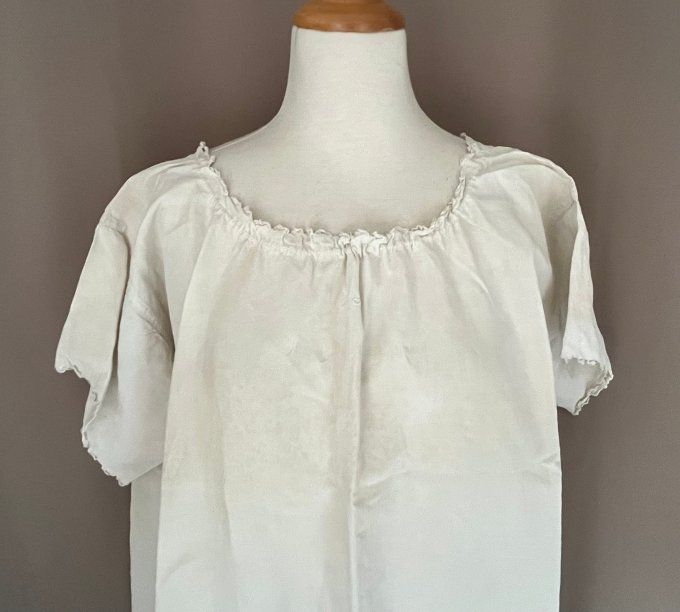 Ancienne chemise de nuit en métis, broderie festonnée, initiales PB, confort naturel, charme vintage