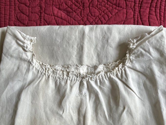 Ancienne chemise de nuit en métis, broderie festonnée, initiales PB, confort naturel, charme vintage