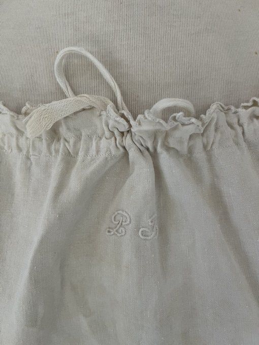 Ancienne chemise de nuit en métis, broderie festonnée, initiales PB, confort naturel, charme vintage