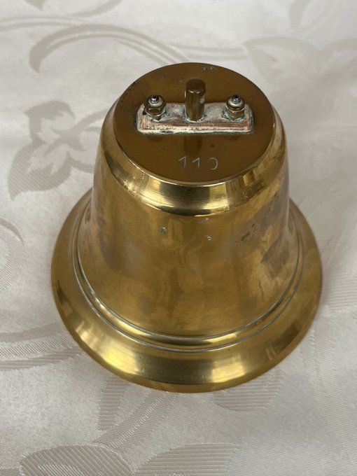 Ancienne cloche en laiton