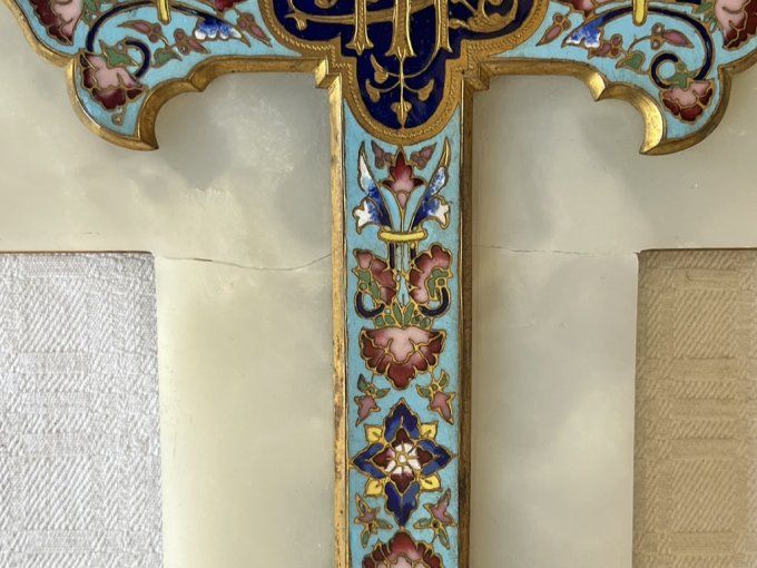 Croix avec benitier cloisonné sur marbre blanc