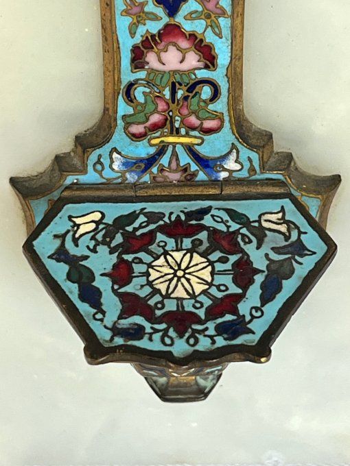 Croix avec benitier cloisonné sur marbre blanc