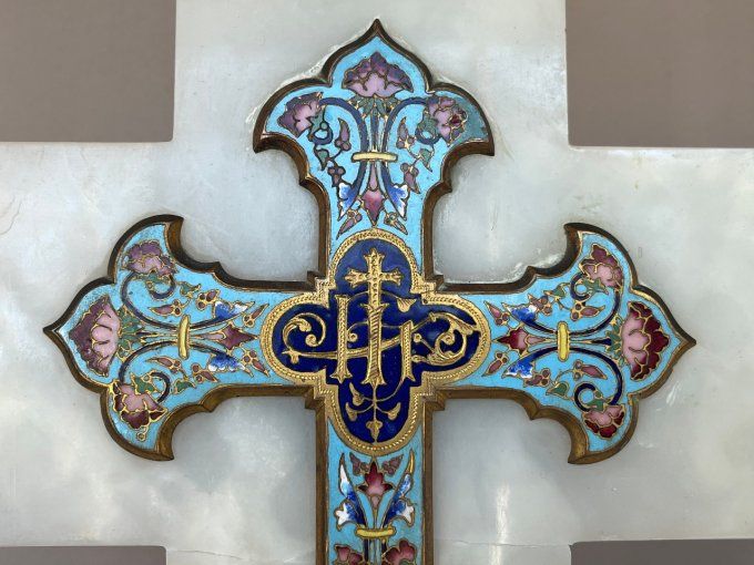 Croix avec benitier cloisonné sur marbre blanc