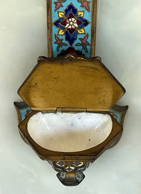 Croix avec benitier cloisonné sur marbre blanc
