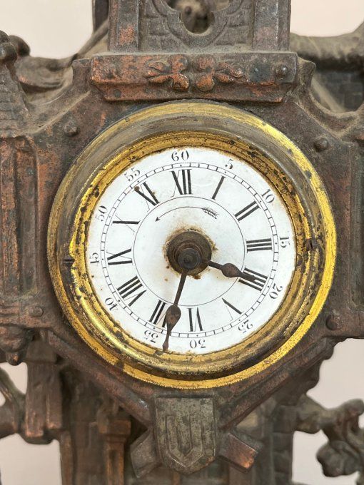 Ancienne horloge, pendule en régule, scène devant de maison avec chien