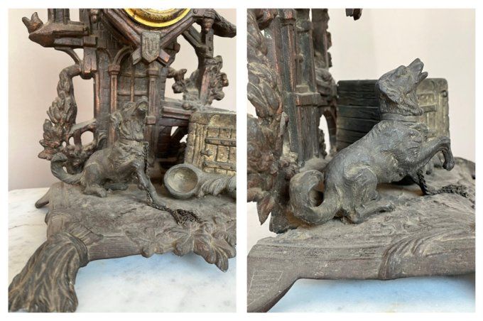 Ancienne horloge, pendule en régule, scène devant de maison avec chien