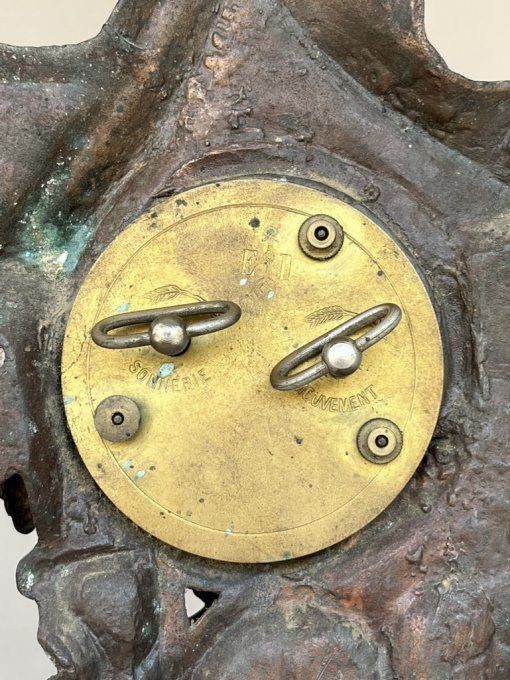 Ancienne horloge, pendule en régule, scène devant de maison avec chien