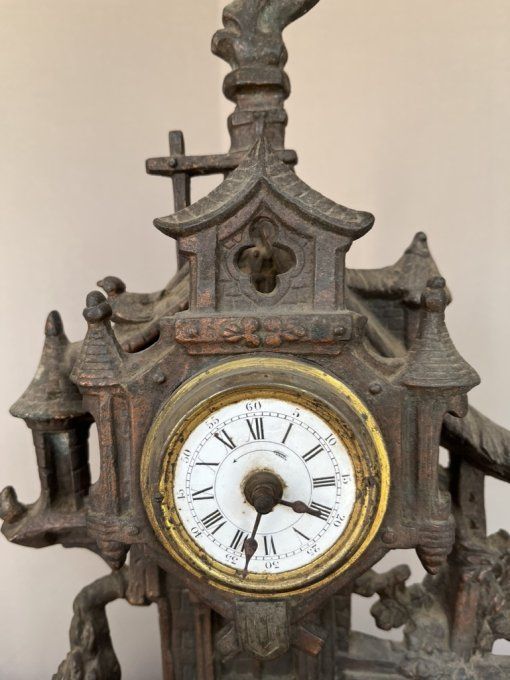 Ancienne horloge, pendule en régule, scène devant de maison avec chien