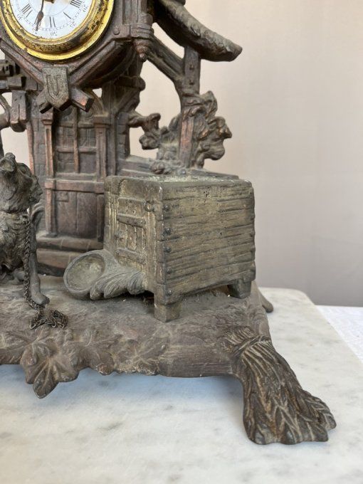 Ancienne horloge, pendule en régule, scène devant de maison avec chien