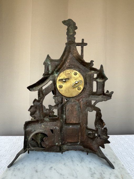 Ancienne horloge, pendule en régule, scène devant de maison avec chien