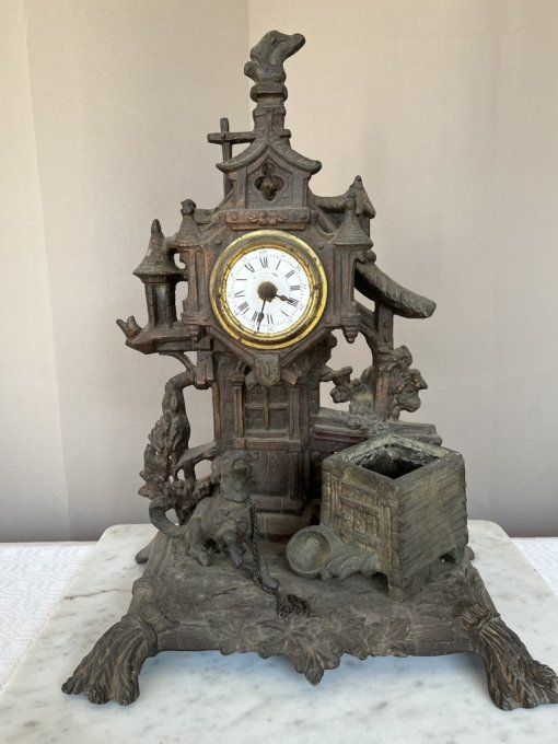 Ancienne horloge, pendule en régule, scène devant de maison avec chien