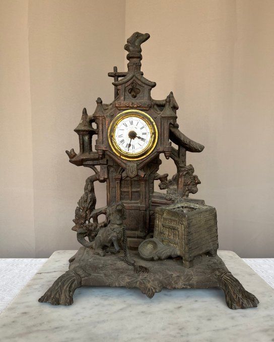 Ancienne horloge, pendule en régule, scène devant de maison avec chien