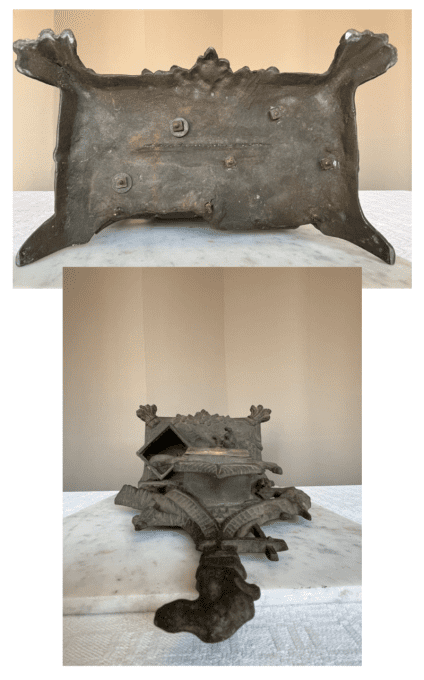 Ancienne horloge, pendule en régule, scène devant de maison avec chien