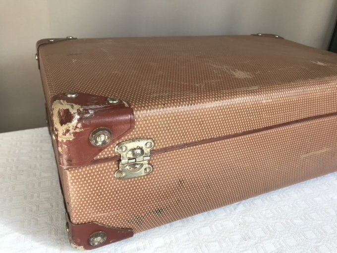 Ancienne valise, très sympa en déco !