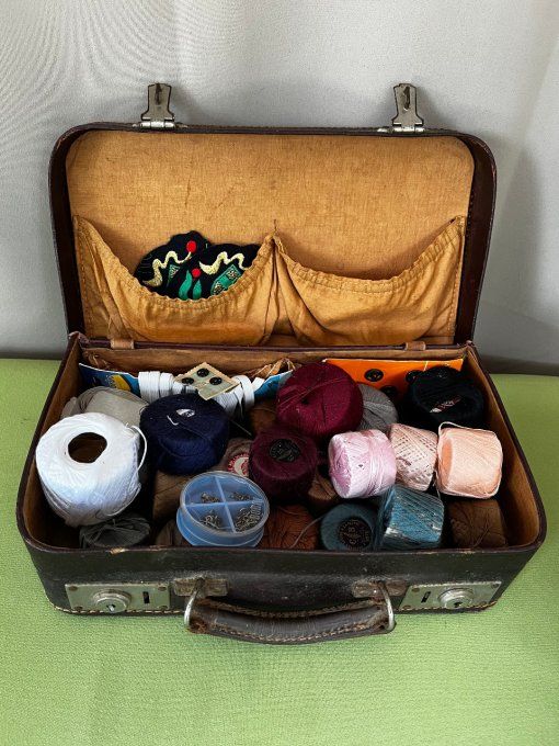Ancienne valisette de mercerie, avec fil à repriser, nécessaire à couture