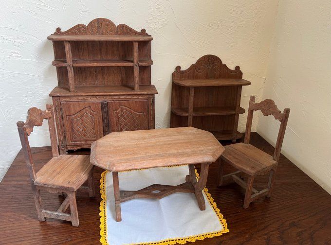 Anciens meubles de poupée, salle à manger en bois