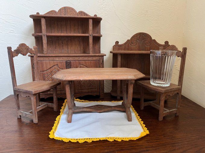 Anciens meubles de poupée, salle à manger en bois