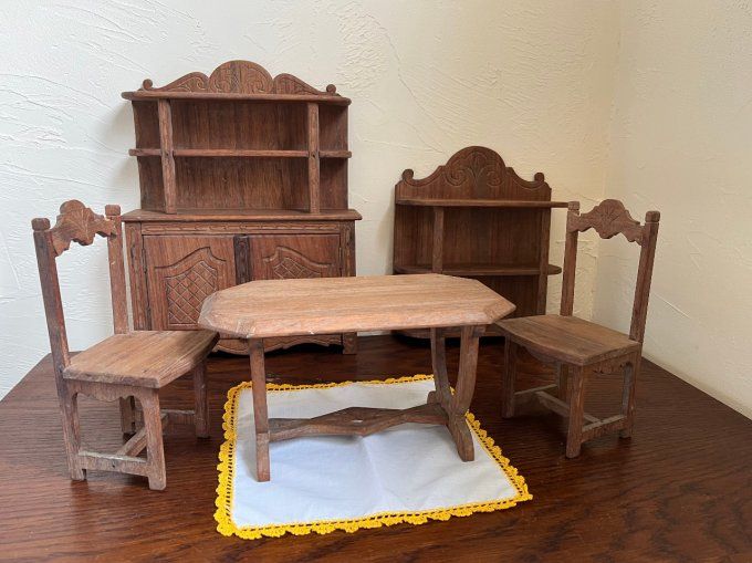 Anciens meubles de poupée, salle à manger en bois