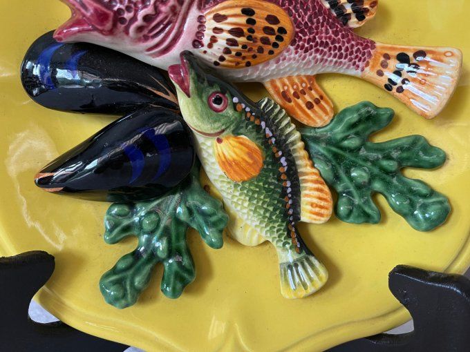 Assiette décorative en barbotine, poissons en trompe l'œil vintage