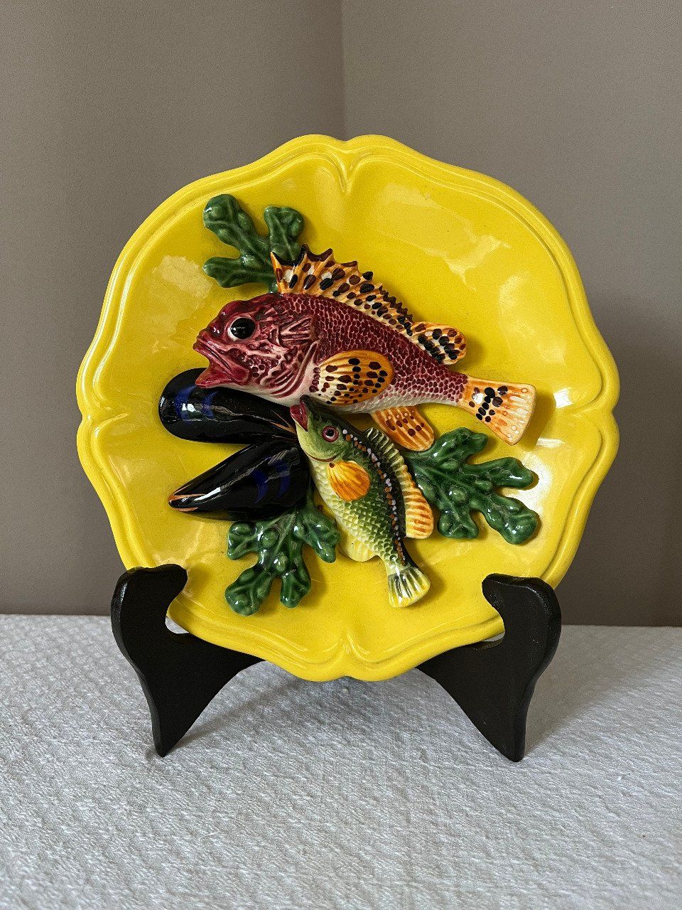 Assiette décorative en barbotine, poissons en trompe l'œil vintage