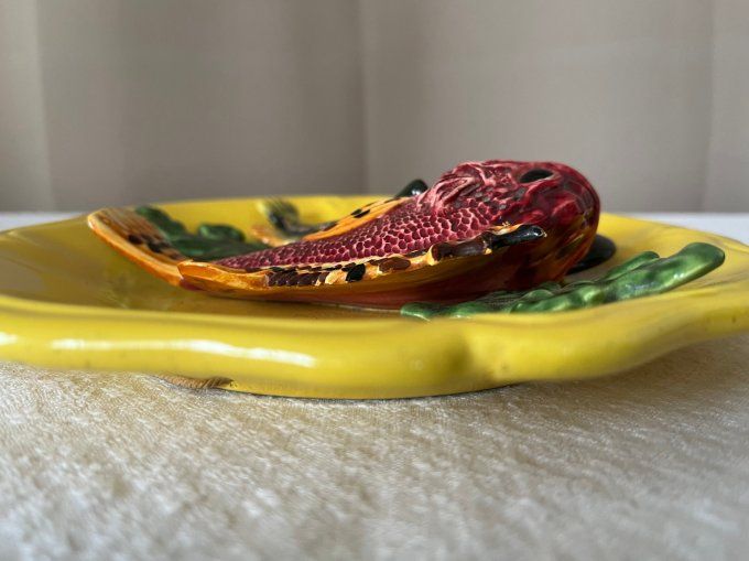 Assiette décorative en barbotine, poissons en trompe l'œil vintage