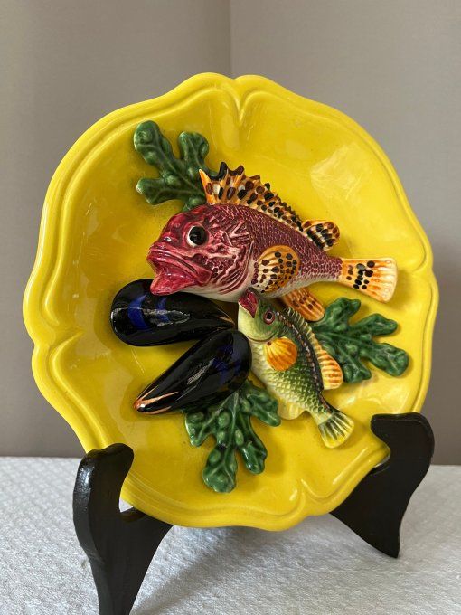Assiette décorative en barbotine, poissons en trompe l'œil vintage