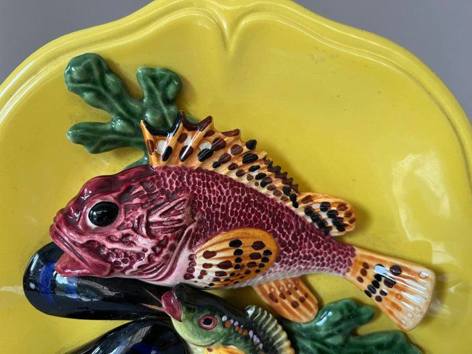 Assiette décorative en barbotine, poissons en trompe l'œil vintage