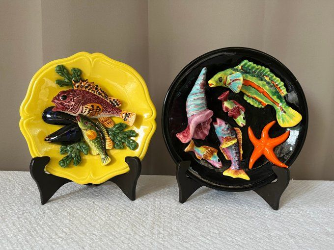 Assiette décorative en barbotine, poissons en trompe l'œil vintage