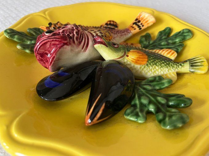Assiette décorative en barbotine, poissons en trompe l'œil vintage