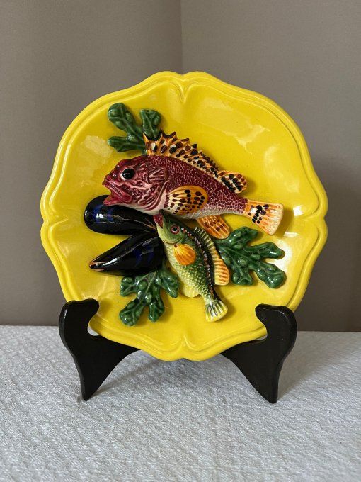 Assiette décorative en barbotine, poissons en trompe l'œil vintage