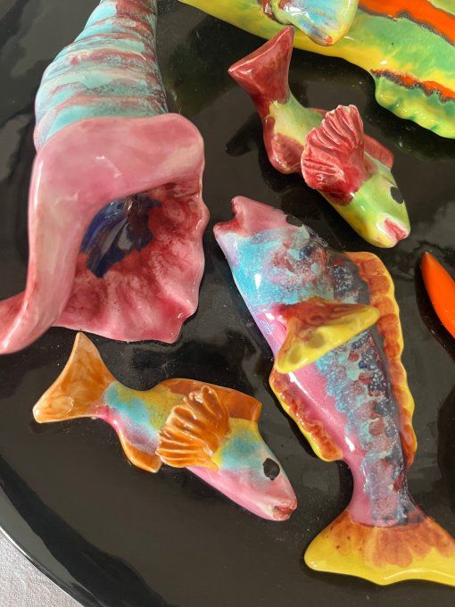 Assiette Décorative Vintage en Barbotine Noire - Poissons et étoile de Mer