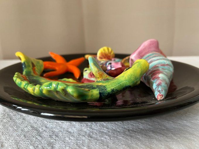 Assiette Décorative Vintage en Barbotine Noire - Poissons et étoile de Mer