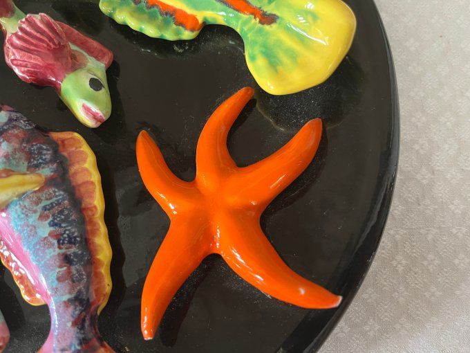 Assiette Décorative Vintage en Barbotine Noire - Poissons et étoile de Mer